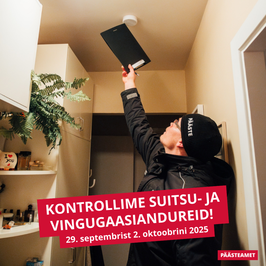 Päästeameti töötaja kontrollib kodus suitsuandurit
