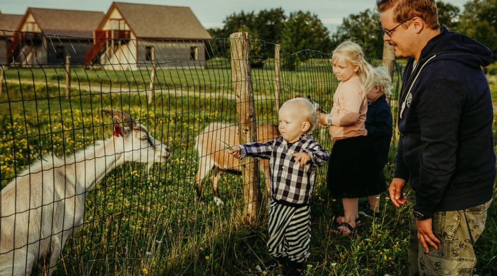 Lapsed avastamas maaelu võlusid