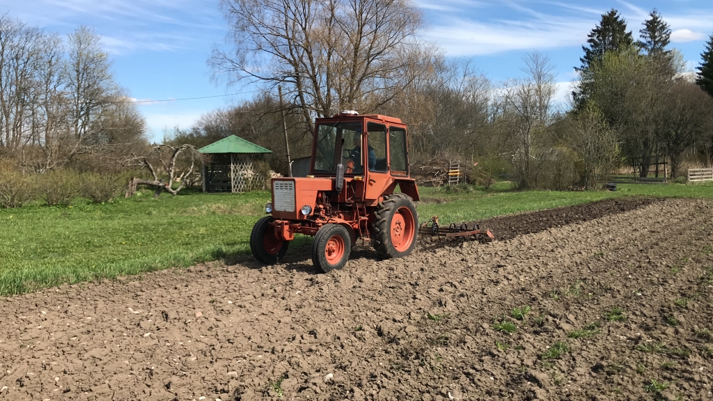 Traktor Piirsalu põllul