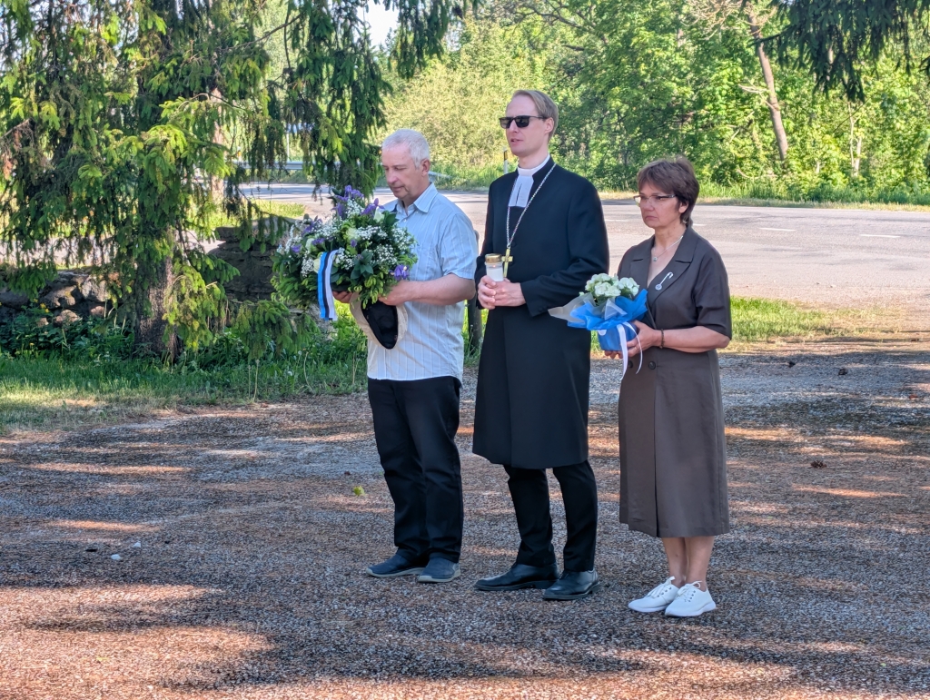 Peale pidulikku lipuheiskamist asetasime lilled ja süütasime küünla Lääne-Nigula Vabadussõja mälestussamba juures.