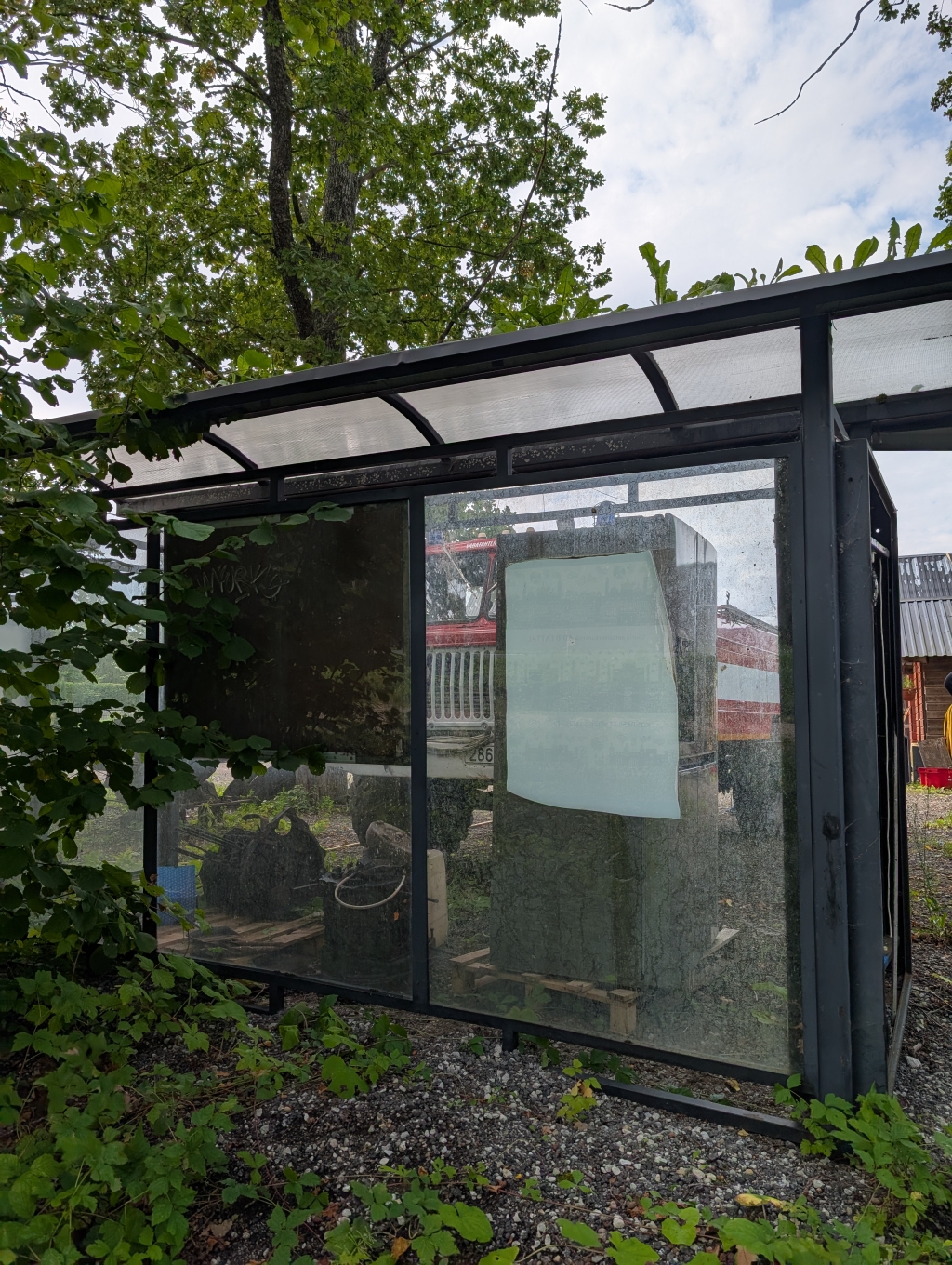 Saunja bussiootepaviljon enne korrastamist